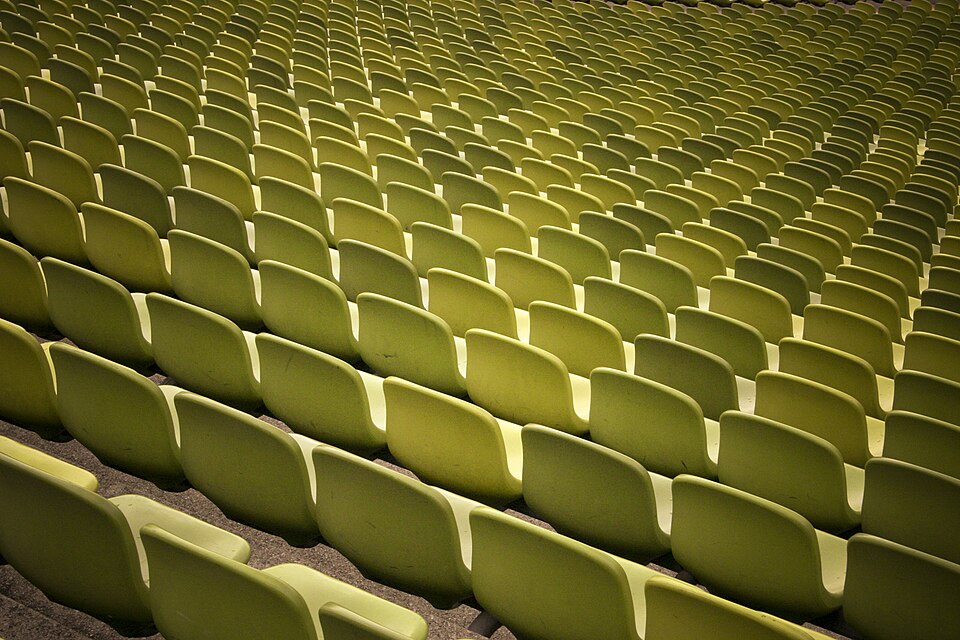 Tribunas vacías previo a un partido de liga