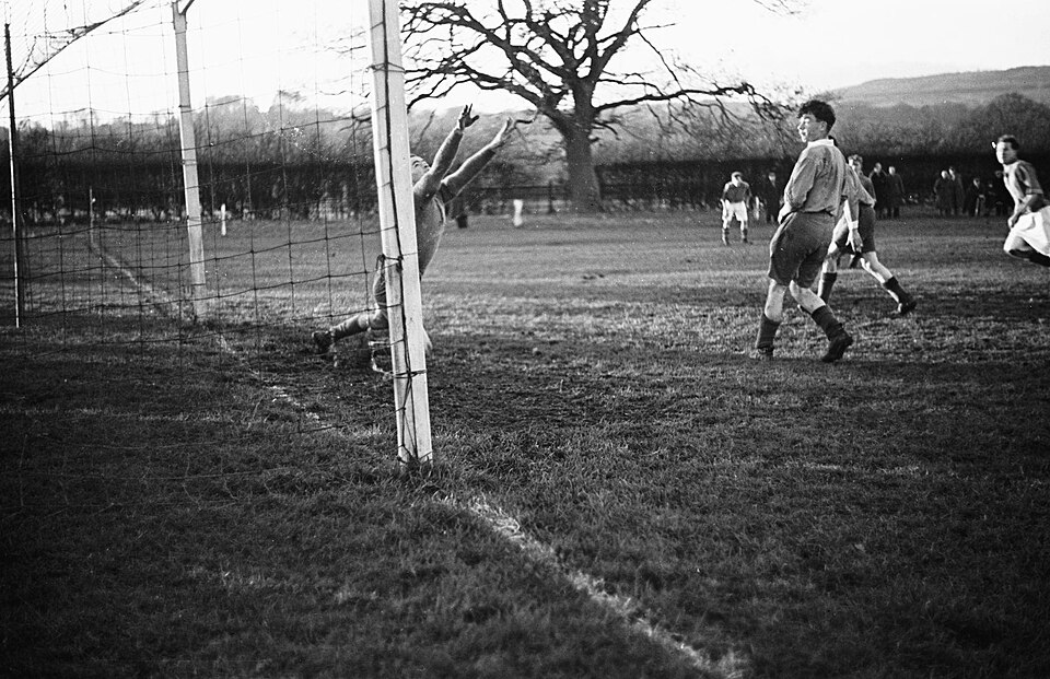 Vista aérea de un partido de fútbol en estadio lleno