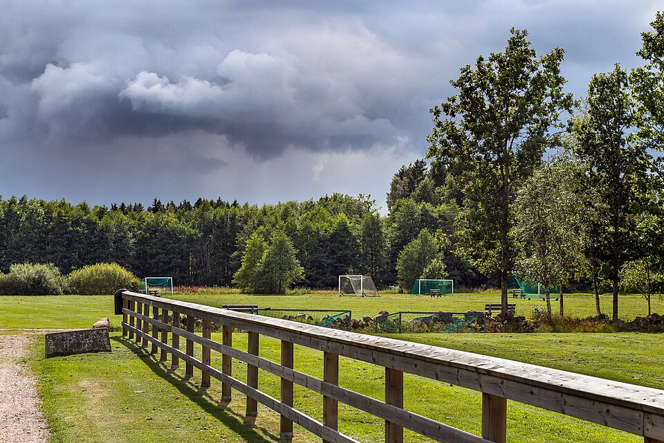 Aficionados viendo partidos de fútbol en un bar deportivo