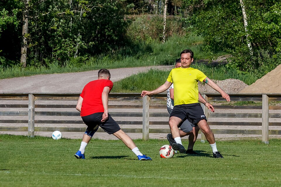 Apostador revisando cuotas en vivo durante un partido de fútbol