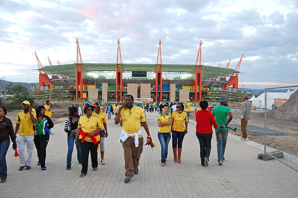 Hinchas mirando un partido de fútbol en un bar deportivo