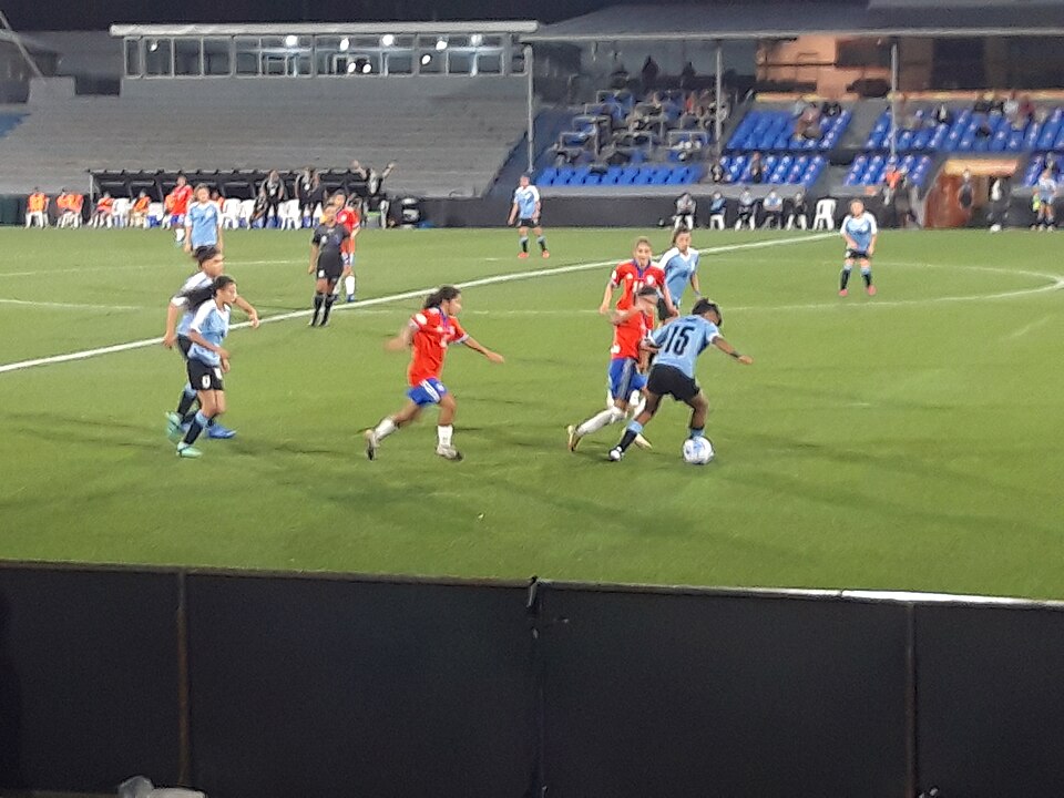 Aficionados viendo fútbol en un bar deportivo durante la jornada