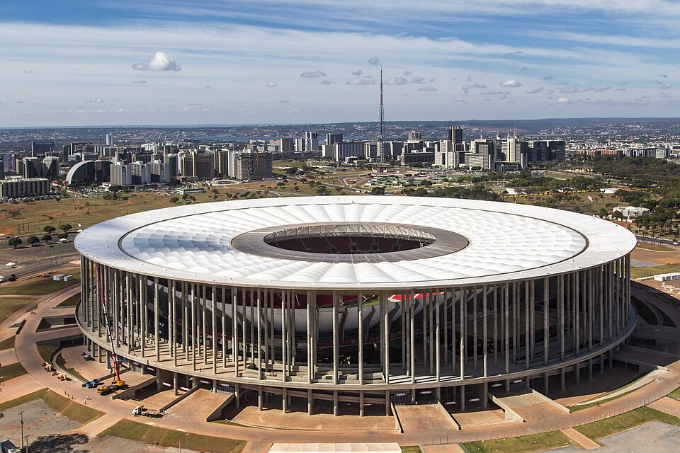 Vista aérea de un estadio brasileño iluminado de noche